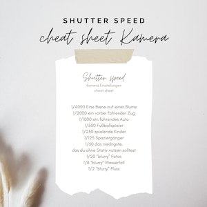 Könnte beinhalten: Ein weißes Blatt Papier mit dem Titel "Shutter Speed cheat sheet Kamera" und einer Liste von Verschlusszeiten und ihren entsprechenden Verwendungen, wie z. B. "1/4000 Eine Biene auf einer Blume" und "1/20 "blurry" Fotos".