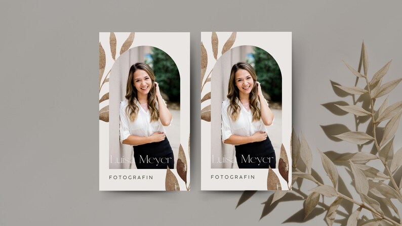 May include: Two white cards with a brown watercolor design featuring leaves and an archway. The cards have a photo of a woman smiling in the archway. The text "Louisa Meyer FOTOGRAFIN" is printed on the bottom of each card.