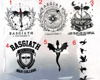 Könnte beinhalten: Schwarz-weiße Illustrationen von Drachen, einem Buch und einem Wappen mit dem Text "Basgiath War College" und "Dragon Rider".