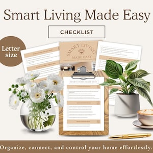 以下が含まれることがあります： 「Smart Living Made Easy」というタイトルのチェックリストが記載されたクリップボード、コーヒーカップ、ペン、植物、白い花の入った花瓶が配置された画像です。「CHECKLIST」の文字が見えます。