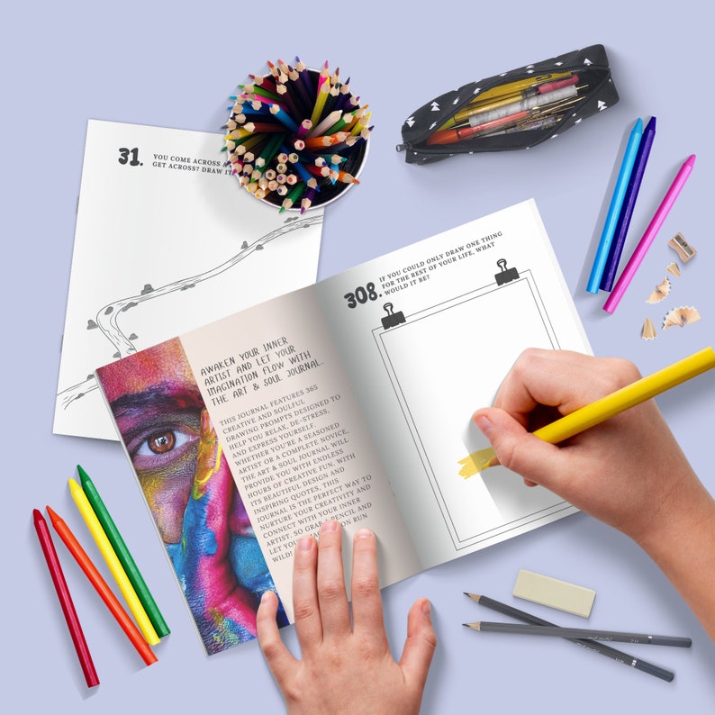 Puede incluir: Un diario abierto con una cara abstracta colorida en la p&aacute;gina izquierda y una p&aacute;gina en blanco a la derecha. El diario se titula "Art & Soul Journal" y presenta el texto "Awaken your inner artist and let your imagination flow with the Art & Soul Journal". El diario tiene un dibujo en blanco y negro de un camino con corazones en la p&aacute;gina izquierda. La p&aacute;gina derecha tiene el texto "Si solo pudieras dibujar una cosa por el resto de tu vida, &iquest;qu&eacute; ser&iacute;a?"