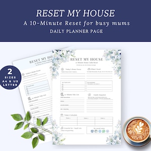 Può includere: Due pagine di pianificatore giornaliero bianche con accenti floreali e il testo "RESET MY HOUSE" e "A 10-Minute Reset for busy mums". Le pagine includono sezioni per la concentrazione, le attività e il programma. Una tazza di caffè è a destra.