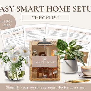 以下が含まれることがあります： 「EASY SMART HOME SETUP CHECKLIST」のテキストが入ったスマートホームチェックリストの画像。チェックリストはA4サイズの用紙にあります。画像には、クリップボード、植物、コーヒーカップ、ペン、白い花の入った花瓶が含まれています。テキストは「一度に1つのスマートデバイスでセットアップを簡素化します」と書かれています。