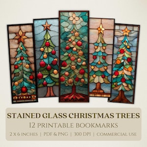 Könnte beinhalten: Fünf Lesezeichen mit Weihnachtsbäumen aus Glasmalerei. Jedes Lesezeichen zeigt ein anderes Weihnachtsbaumdesign mit roten und goldenen Ornamenten, gekrönt von einem Stern. Die Lesezeichen sind 5 x 15 cm groß.