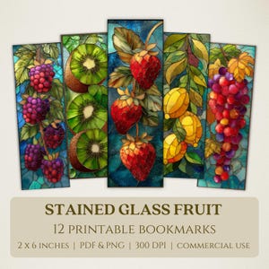 Puede incluir: Cinco marcapáginas de vidrieras con ilustraciones de frutas coloridas. Los marcapáginas muestran moras, kiwis, fresas, limones y uvas. Cada marcapáginas mide 5 x 15 cm.