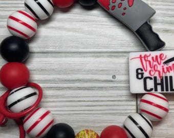 Pulsera True Crime & Chill con clip para llavero