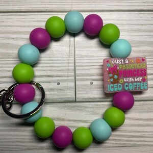Pulsera de cuentas con forma de princesa pasajera y clip para llavero.