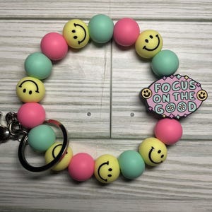 Pulsera de cuentas Focus On The Good con clip para llavero