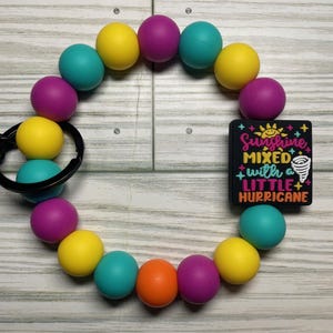 Pulsera de cuentas con clip para llavero y un toque de sol y huracán