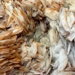 Barietkwartskristalcluster op matrix, ruw mineraal exemplaar voor verzamelaars, natuurlijke edelsteen voor huisdecor of uniek kristalcadeau