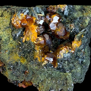 Sällsynt topazolit-andradit-granatkristallkluster på hedenbergitmatris, naturligt mineralprov, ädelstensdekor, samlarobjekt