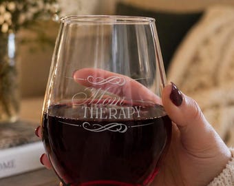 Copa de vino sin tallo Mom Therapy / Grabada 340 ml, Linda copa de vino para mamá / Regalo para el Día de la Madre / Regalo de autocuidado, Regalo para ella, Día de la Madre