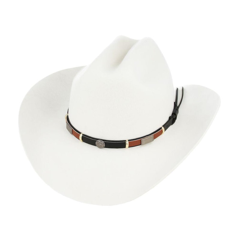 Pode incluir: Um chap&eacute;u de cowboy de feltro branco com uma faixa de couro preta e detalhes met&aacute;licos decorativos.