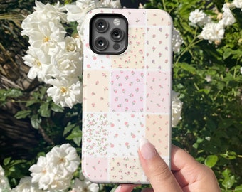 コケットパッチワークスマホケース、春の花柄スマホカバー、ヴィンテージ風iPhoneケース 14 15 13 11 12 Pro Max Plus、ディッツィーフローラルスマホケース