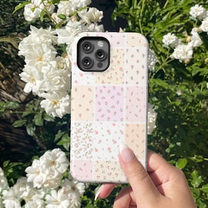 Funda para teléfono con diseño de patchwork, funda para teléfono con estampado floral primaveral, funda estética vintage para iPhone 14, 15, 13, 11, 12 Pro Max Plus, funda para teléfono con estampado floral ditsy