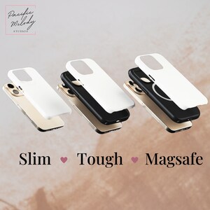 Op de afbeelding: Drie witte iPhone-hoesjes met verschillende functies: Slim, Tough en Magsafe. De hoesjes zijn op elkaar gestapeld, met het Slim-hoesje bovenop en het Magsafe-hoesje onderaan. De hoesjes zijn allemaal wit en hebben een gladde afwerking.