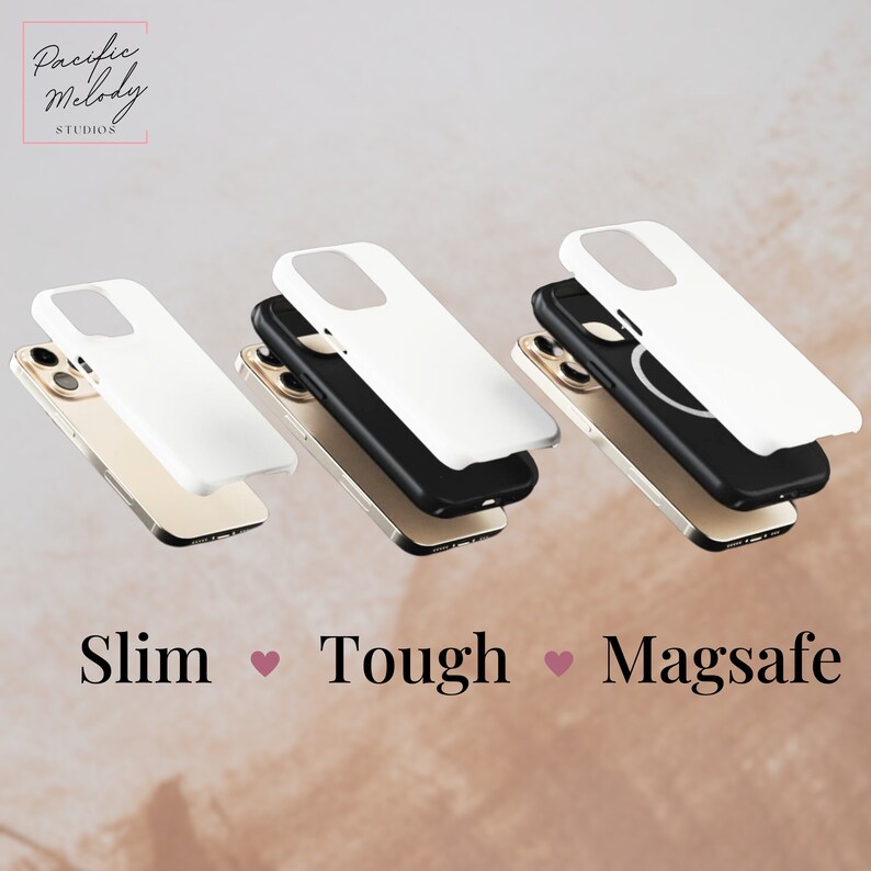 Op de afbeelding: Drie witte iPhone-hoesjes met verschillende functies: Slim, Tough en Magsafe. De hoesjes zijn op elkaar gestapeld, met het Slim-hoesje bovenop en het Magsafe-hoesje onderaan. De hoesjes zijn allemaal wit en hebben een gladde afwerking.