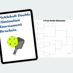 以下が含まれることがあります： タブレットには、ピックルボールとパドルのグラフィックとともに「Pickleball Double Elimination Tournament Brackets」が表示されています。別のシートには、8チームのダブルエリミネーションブラケットが表示されています。画像は明るい灰色の背景にあります。