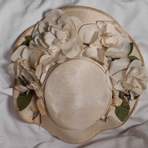 Late 1940s Early 1950s Wavy Wide Brim Hat w/ Cream Magnolia Flowers