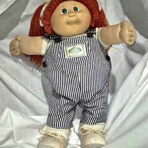 1983 Rote Haare Grüne Augen Cabbage Patch Puppe mit Geburtsurkunde Original Kleidung Vintage 1st Edition