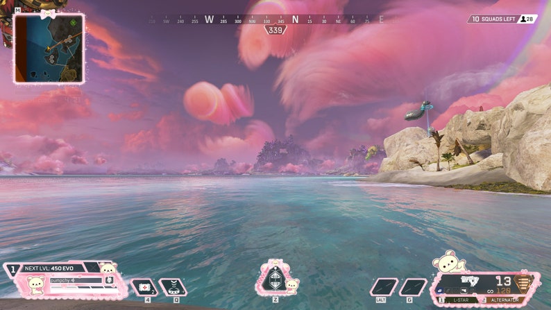 Puede incluir: Una captura de pantalla de un videojuego que muestra un cielo rosa y azul con nubes sobre una masa de agua. La interfaz del juego muestra una br&uacute;jula con el n&uacute;mero 339, un indicador de nivel y un personaje con una barra de salud. El texto "10 Squads Left 20" se muestra en la esquina superior derecha.