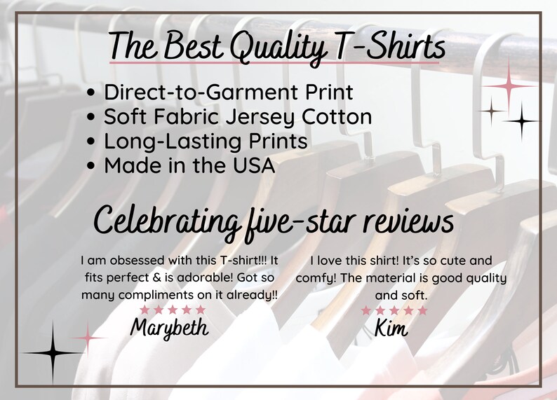 Może przedstawiać: Grafika promująca wysokiej jakości koszulki z zbliżeniem na wieszaki i tekstem "The Best Quality T-Shirts". Grafika zawiera takie cechy jak "Direct-to-Garment Print", "Soft Fabric Jersey Cotton", "Long-Lasting Prints" i "Made in the USA". Zawiera r&oacute;wnież recenzje klient&oacute;w z pięciogwiazdkowymi ocenami.