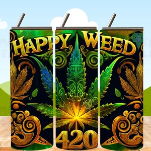 Puede incluir: Un vaso negro y verde con un dise&ntilde;o dorado. El vaso presenta una hoja de marihuana con las palabras "Happy Weed 420" en letras doradas.