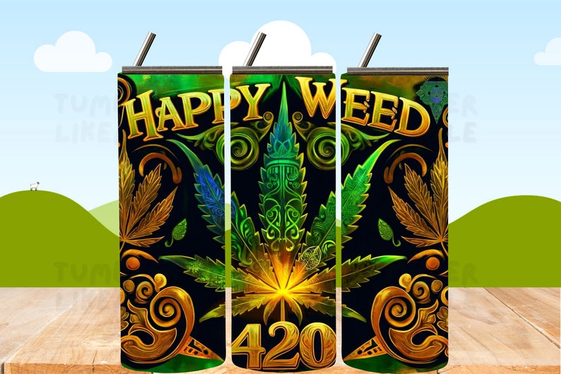 Puede incluir: Un vaso negro y verde con un dise&ntilde;o dorado. El vaso presenta una hoja de marihuana con las palabras "Happy Weed 420" en letras doradas.