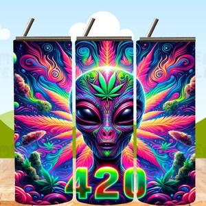 Puede incluir: Un dise&ntilde;o psicod&eacute;lico colorido con un extraterrestre con una hoja de marihuana en la cabeza. El dise&ntilde;o est&aacute; en un vaso de acero inoxidable con el n&uacute;mero 420 impreso en la parte inferior.