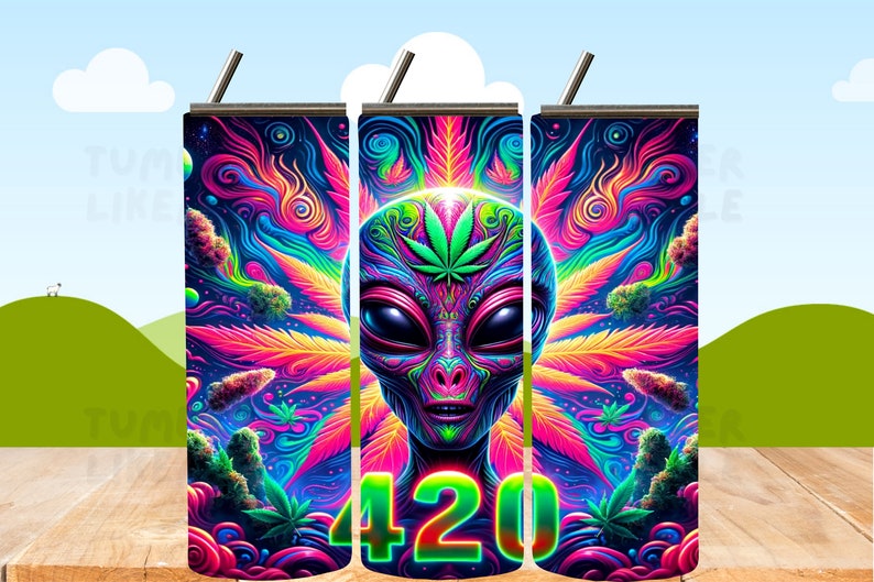 Puede incluir: Un dise&ntilde;o psicod&eacute;lico colorido con un extraterrestre con una hoja de marihuana en la cabeza. El dise&ntilde;o est&aacute; en un vaso de acero inoxidable con el n&uacute;mero 420 impreso en la parte inferior.