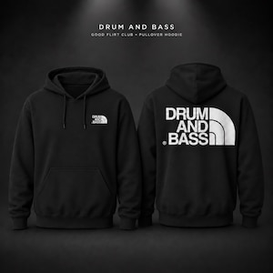 Könnte beinhalten: Ein schwarzer Kapuzenpullover mit einem weißen Logo auf der linken Brust und einem großen weißen Logo auf der Rückseite. Der Text lautet DRUM AND BASS. Der Pullover hat eine Kapuze mit Kordelzug und eine Kängurutasche, Vorder- und Rückansicht.