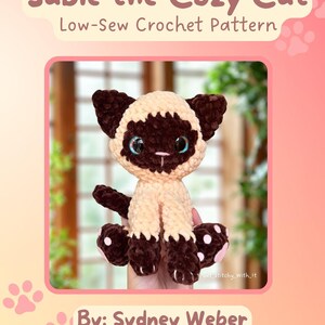 Puede incluir: Un gato de ganchillo llamado Sable, en colores marrón y crema, con ojos azules y un patrón de costura baja. Se muestra el texto "Sable the Cozy Cat" y "Low-Sew Crochet Pattern". También se muestra el nombre del creador y su handle.