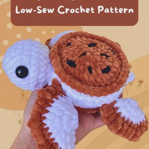 Puede incluir: Una tortuga de peluche tejida con una concha marr&oacute;n con forma de galleta y detalles blancos. La tortuga tiene una cabeza redonda con un gran ojo negro. El texto "Ice Cream Cookie Turtle Low-Sew Crochet Pattern" est&aacute; en la parte superior.