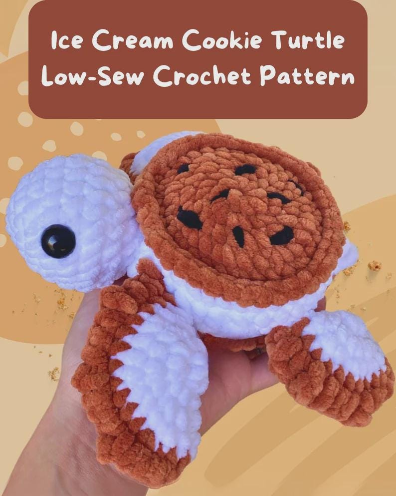Puede incluir: Una tortuga de peluche tejida con una concha marr&oacute;n con forma de galleta y detalles blancos. La tortuga tiene una cabeza redonda con un gran ojo negro. El texto "Ice Cream Cookie Turtle Low-Sew Crochet Pattern" est&aacute; en la parte superior.