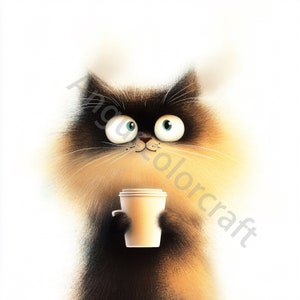 Op de afbeelding: Een pluche, bruin-zwarte kat met grote, blauwe ogen houdt een witte papieren beker met koffie vast. De kat kijkt naar rechts van het frame.