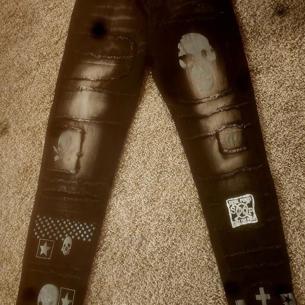 Size thirty waist Black jeans with skull patches.  The denim is extra thick.  Perfect. For riding on a motorcycle.