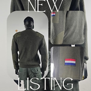 Könnte beinhalten: Olivgrüner Pullover im Militärstil mit Ellbogenpatches und einem kleinen Aufnäher mit der niederländischen Flagge. Der Pullover wird auf einer Schaufensterpuppe mit passender grüner Hose präsentiert. Die Worte "NEW LISTING" sind überlagert.