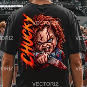 Peut inclure: Un t-shirt noir à manches courtes avec une impression graphique du personnage Chucky aux cheveux roux vifs, aux yeux bleus et aux cicatrices faciales. Le personnage tient un couteau taché de sang et le mot CHUCKY est écrit en grandes lettres orange.