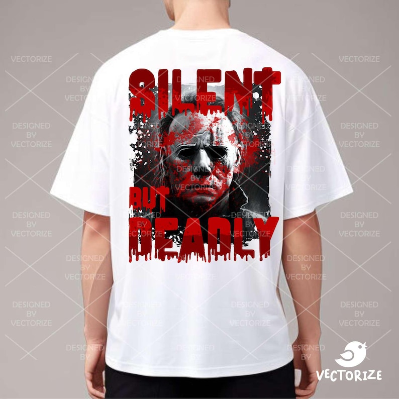 K&ouml;nnte beinhalten: Wei&szlig;es T-Shirt mit einem Grafikdruck eines Horrorfilmcharakters mit Blutspritzern und dem Text "Silent But Deadly".
