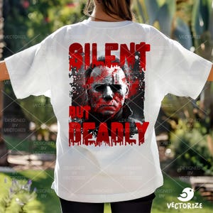 K&ouml;nnte beinhalten: Wei&szlig;es T-Shirt mit einer roten Grafik eines Horrorfilmcharakters mit dem Text "Silent But Deadly".