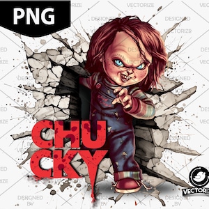 Peut inclure: Une illustration numérique d'une poupée aux cheveux roux avec une expression menaçante, portant une chemise rayée bleu et rouge et un jean bleu. La poupée traverse un mur fissuré avec le mot "CHUCKY" en lettres rouges.