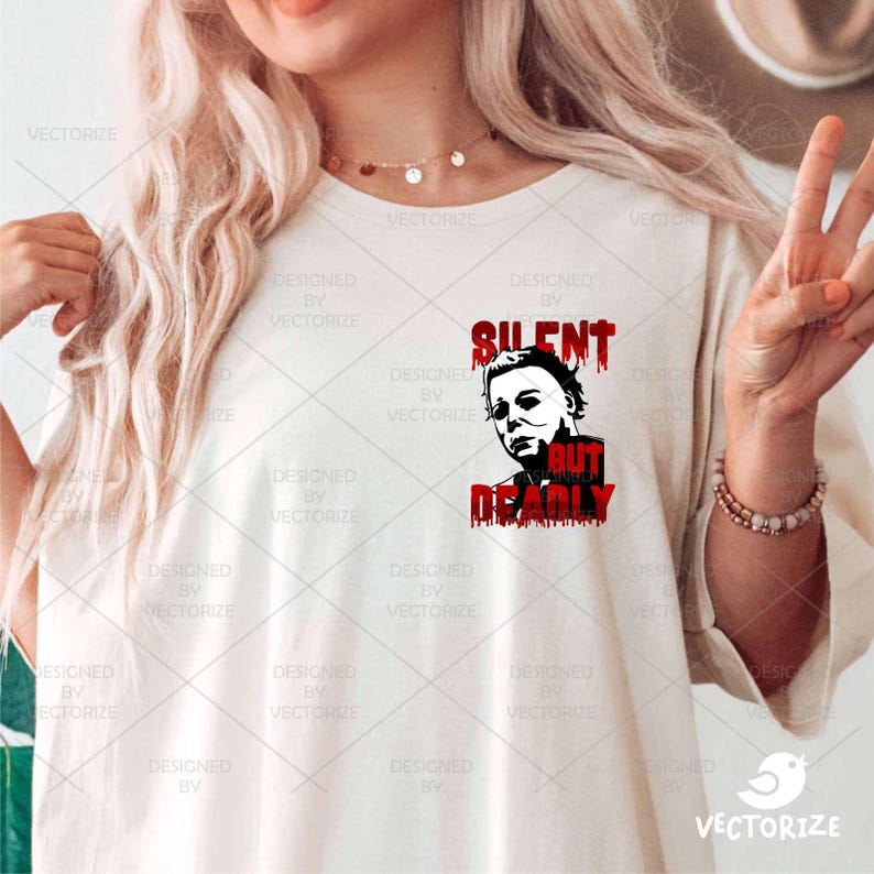 K&ouml;nnte beinhalten: Wei&szlig;es T-Shirt mit einer schwarzen und roten Grafik eines Horrorfilmcharakters. Die Grafik lautet "Silent But Deadly".