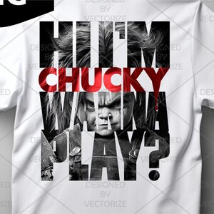 Peut inclure: Un t-shirt blanc avec un graphique en noir et blanc du personnage Chucky. Le texte HI, I'M CHUCKY WANNA PLAY? est imprimé en grandes lettres noires et rouges sur l'image. Le design inclut un couteau tenu par le personnage.