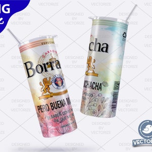 Puede incluir: Dos vasos de acero inoxidable con diseños coloridos. Un vaso presenta un fondo azul claro con un diseño floral y el texto "Chacha". El otro vaso presenta un fondo blanco con un león y el texto "Borra Pero Buena Mi".