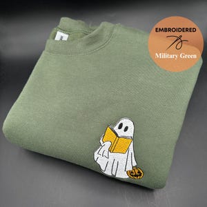 Läsande spöke, söta spökhuvtröjor, broderad spökboktröja, läskig hösttröja, Halloween-läsare och bibliotekariegåva bild 1