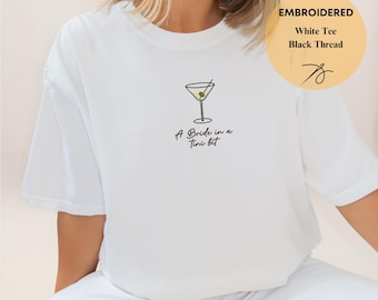 花嫁の小さな刺繍入りTシャツ、コンフォートカラーズTシャツ、ブライダルパーティーギフト、ダーティマティーニ独身パーティーシャツ
