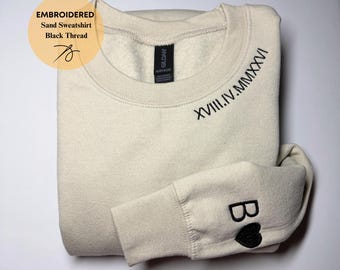 カスタム刺繍のローマ数字スウェットシャツ、袖にイニシャル、記念日、ネックラインに日付、パーソナライズされた日付、バレンタインデーギフト