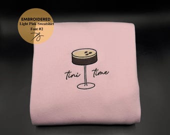 刺繍入りエスプレッソマティーニスウェットシャツ：ティニタイムクルーネック、バチェロレッテパーティークルーネック