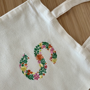 Custom Initial Bag Flower Embroidered Tote Bag Cute Floral Tote Bag, Personalized Monogram Tote Bag Floral Gift Bag Birthday Trip Tote Bag
