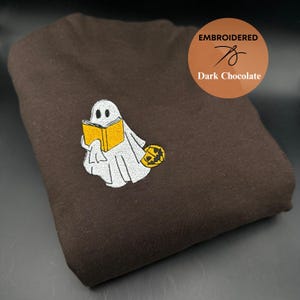 Läsande spöke, söta spökhuvtröjor, broderad spökboktröja, läskig hösttröja, Halloween-läsare och bibliotekariegåva bild 2